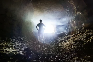 Gardinen Man in cave © sv_production