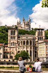 Frauen mit Blick auf Kathedrale und Basilika in Lyon