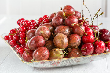 Johannisbeeren, Kirschen und Stachelbeeren auf einem Teller