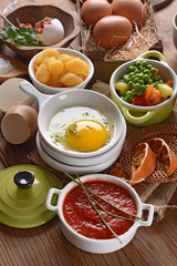 ingredienti assortiti sul tavolo di legno