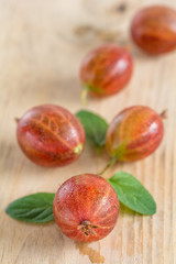 Frische Stachelbeeren liegen auf einem Holztablett
