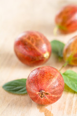 Frische Stachelbeeren liegen auf einem Holztablett