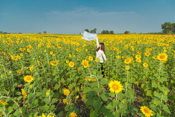 Free Happy young Woman Enjoying Nature. Beauty Girl Outdoor. fre