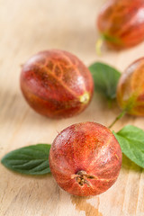 Frische Stachelbeeren liegen auf einem Holzbrett