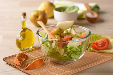 insalata di lattuga, pomodoro e pera