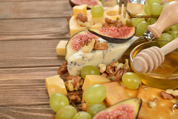 Cheese with grapes, figs and honey