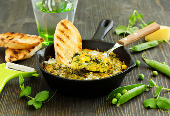 Frittata with green peas and spinach.