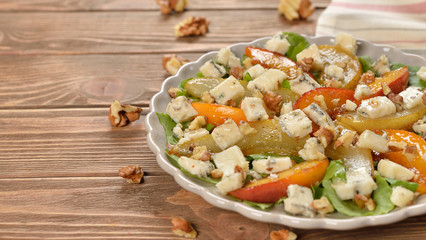 Salad with caramelized pear, peach and blue cheese