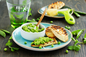 Snack of peas and mint with toast.