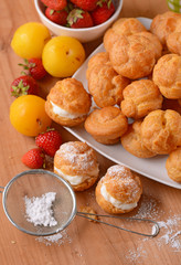 bignè ripieni di ricotta con frutta assortita