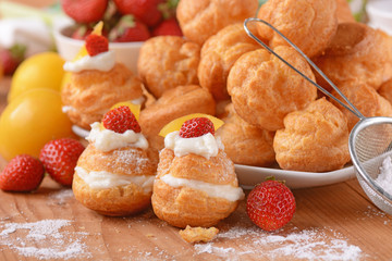 bignè ripieni di ricotta con frutta assortita