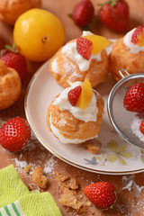 bignè ripieni di ricotta con frutta assortita