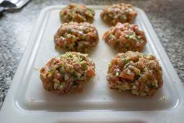 Frikadellen roh aus Lachs, Sellerie und Dill