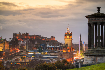 Fototapeta na wymiar Old town Edinburgh and Edinburgh castle