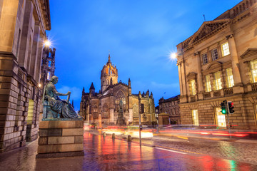 Fototapeta na wymiar Street view of the historic Royal Mile, Edinburgh