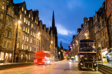 Street view of the historic Royal Mile, Edinburgh - obrazy, fototapety, plakaty