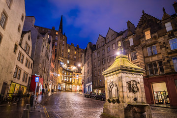 Fototapeta na wymiar Street view of the historic old town, Edinburgh