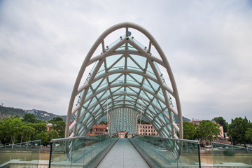 Obraz premium Bridge of Peace over the river Mtkvari in Tbilis, Georgia
