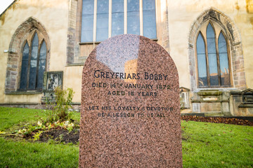 A statue of Greyfriars Bobby in Edinburgh - obrazy, fototapety, plakaty