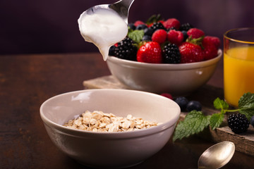 Flavoring oatmeal with white yoghurt and some berries