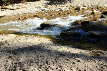 Fluss &uuml;ber Felsger&ouml;ll