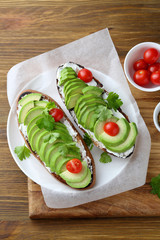 avocado sandwich with tomato