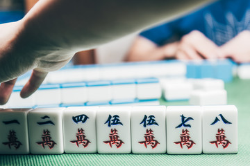 palying mahjong