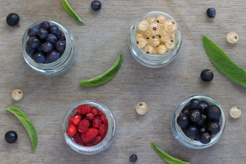 Beeren Mix in Gläschen mit Minze