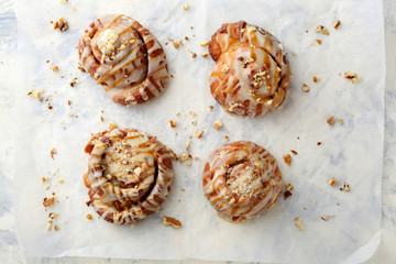 Obraz na płótnie Canvas fresh cinnamon buns with nuts
