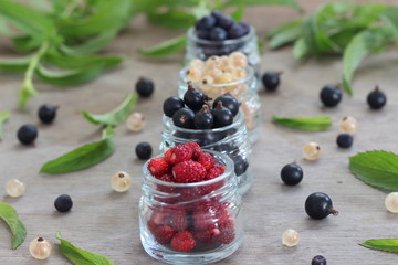 Beeren Mix in Gläschen mit Minze