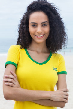 Schöne Brasilianerin mit schwarzen Locken