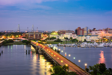 Naklejka premium Charleston, Karolina Południowa, USA panoramę nad rzeką.