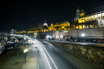 Naklejka na ściany i meble Dresden Nachtaufnahme am Elbufer