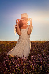 Jolie Jeune femme dans un champs de lavande en Provence. Valensole - France
