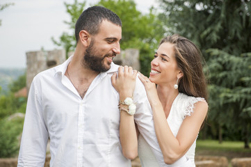 Naklejka premium Happy bride and groom on their wedding. Wedding couple outdoor