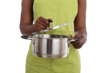 femme africaine tenant une casserole de cuisine