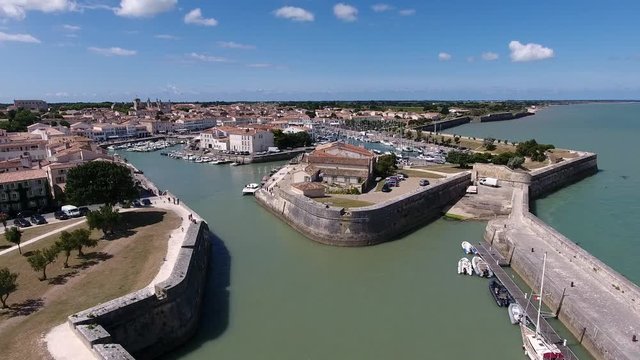 Saint Martin de Ré survolé par drone, en passant par le port de plaisance.