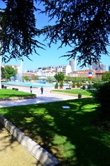 Fototapeta premium Centre-ville de Puteaux, fontaine et jardins