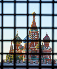 Obraz premium St. Basil's Cathedral on Red Square behind bars
