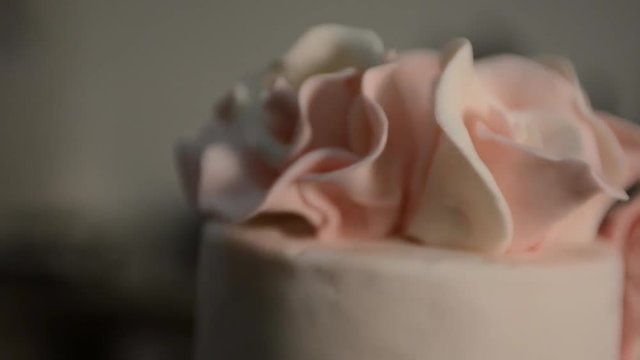 fiori con la pasta di zucchero per come ornamento per torta nuziale