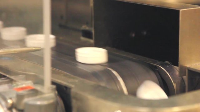 Plastic bottle cap injection moulding machine