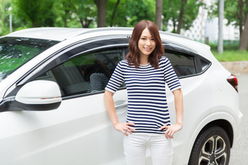 女性と自動車