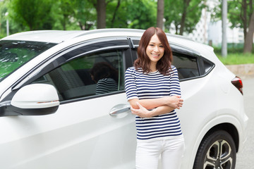 女性と自動車