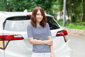 女性と自動車