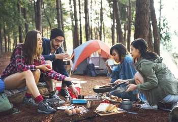 Foto auf Acrylglas Camping Menschen Freundschaft Hangout Reiseziel Camping Konzept