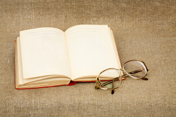Ancient book and spectacles - obrazy, fototapety, plakaty
