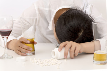 飲み過ぎて眠る若い女性