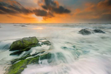 Sonnenaufgangsblick über den Strand mit Felsen © namning