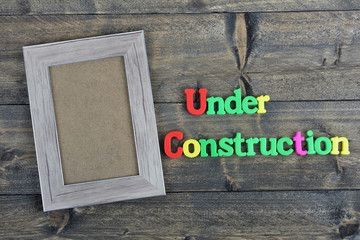 Obraz premium Under Construction on wooden table