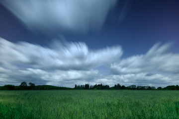 Obraz premium Blick überAckerlandschaft-Langzeitbelichtung